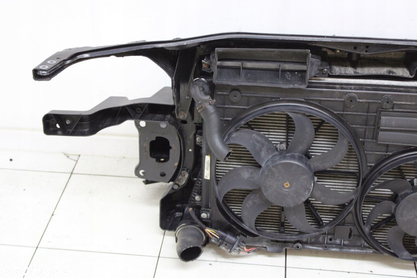 PAS PRZEDNI WZMOCNIENIE CHŁODNICE VW PASSAT B6 2005R- 2.0 TDI - 7