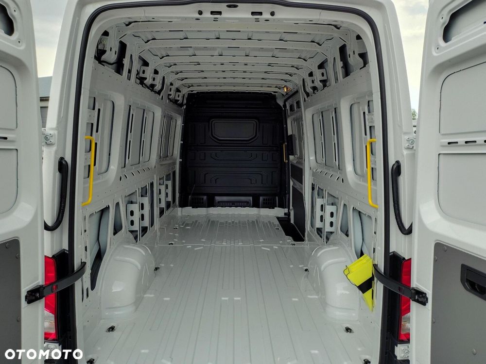 Volkswagen Crafter 35 Furgon z wysokim dachem silnik: 2,0 l EU6 SCR 177 KM, przedni 8-bieg.automatyczna, r.o : 4490 mm - 22