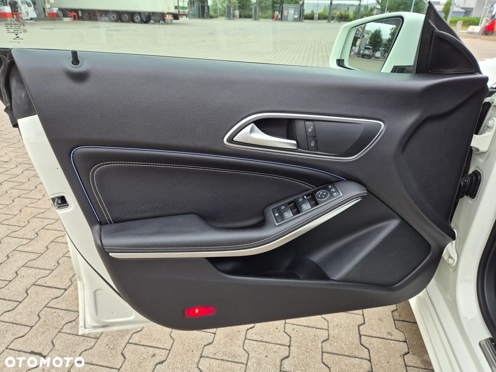 Mercedes-Benz CLA 180 7G-DCT - 19