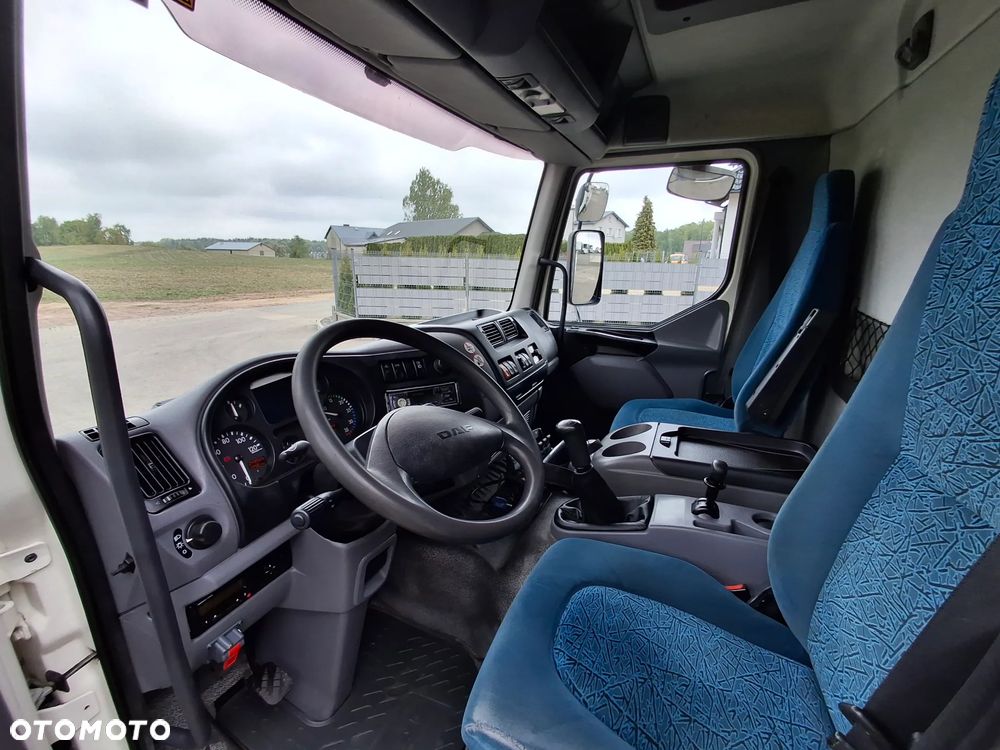 DAF LF 45.180 Wywrotka 3 Stronna + Hydroburta HDS HIAB Żuraw Dźwig Sterowanie Radiowe Łyżka Chwytak Obrotowy Dzielone Burty Hak Klimatyzacja Niski Przebieg Blokada Mostu Oświetlenie Ostrzegawcze - 25