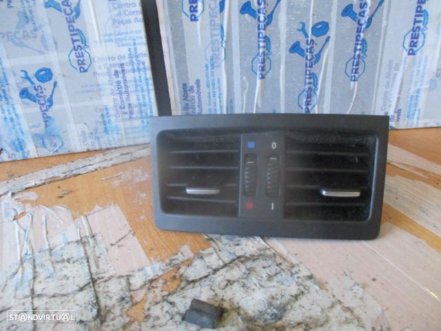 Grelha Friso 71295560 BMW E91 SW 2011 TRAS BMW E90 FASE 1 2005 320D 163CV 4P CINZA TRAS MEIO CENTRAL GRE VENTILAÇÃO - 5