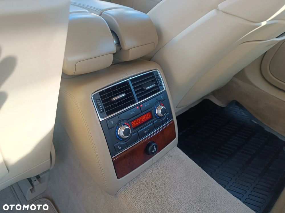 Audi A8 4.2 L Quattro - 14