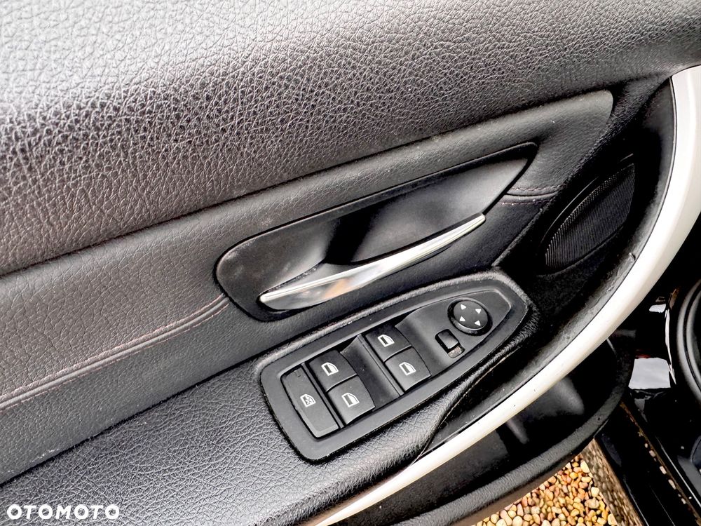 BMW Seria 3 320i Touring - 31