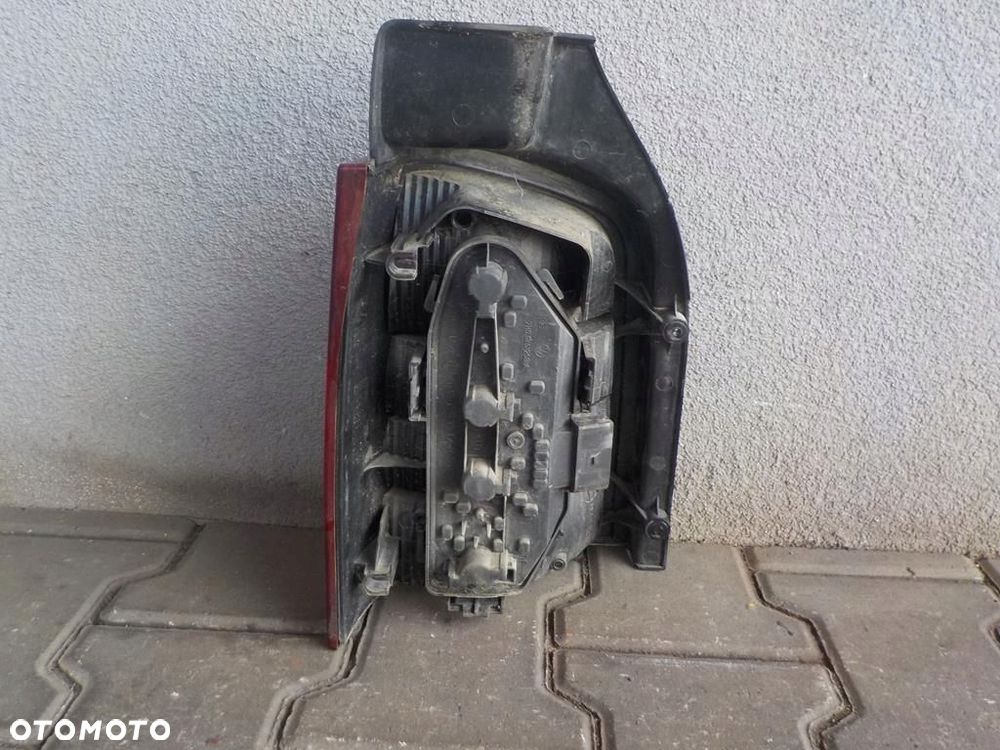 VW T5 LAMPA TYLNA TYL PRAWA WERSJA Z KLAPĄ - 4