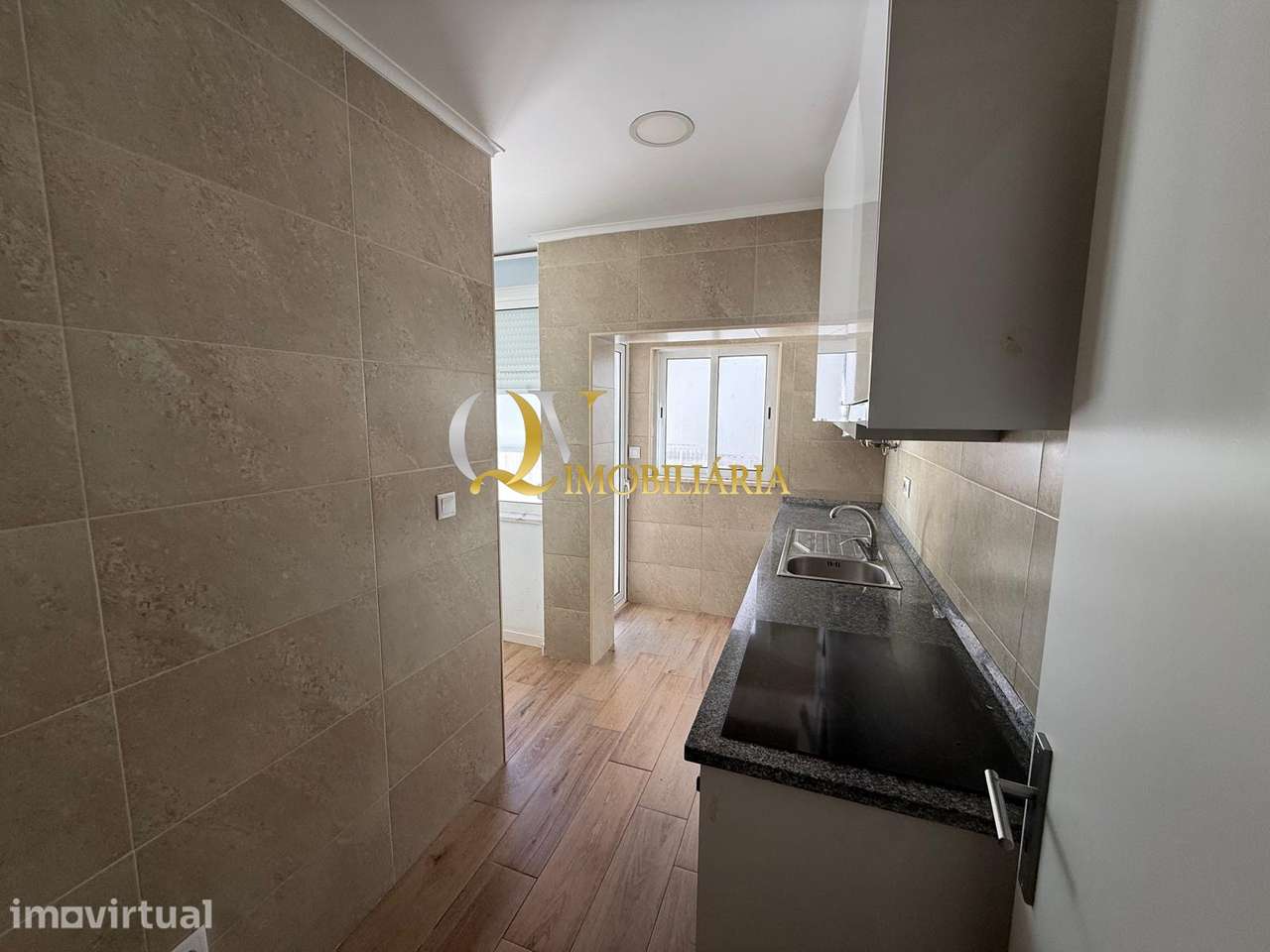 Excelente Apartamento T1+1 sito no Cristo Rei, Almada - Grande imagem: 2/13