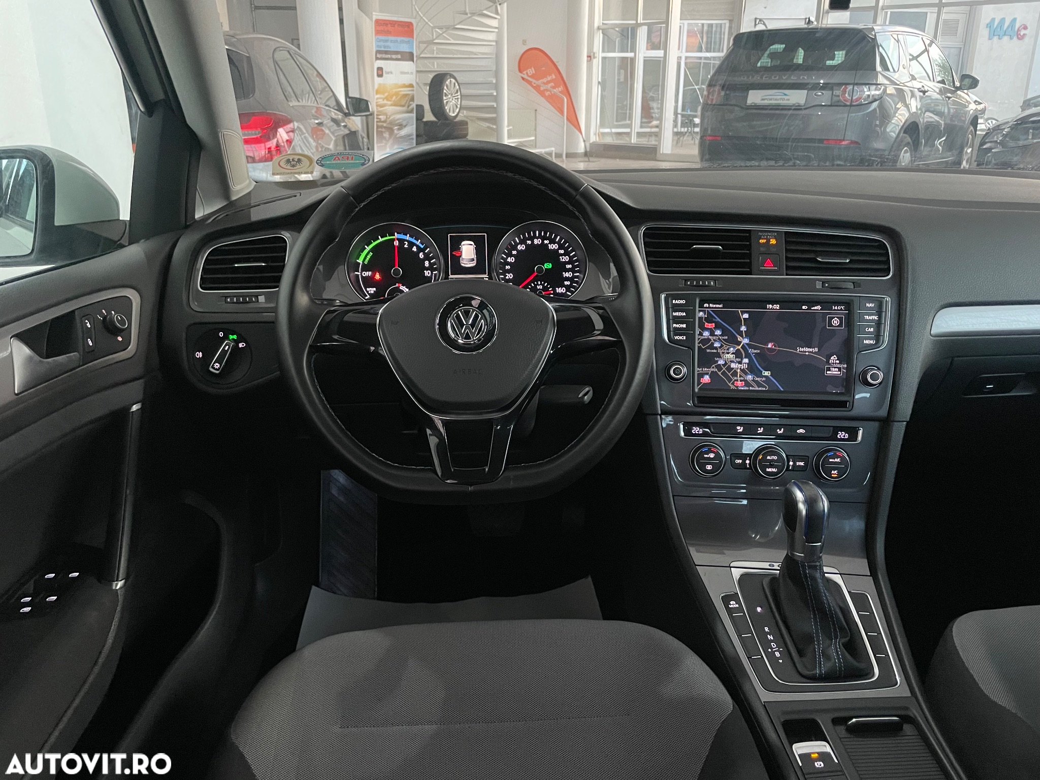 Volkswagen e-Golf - 11