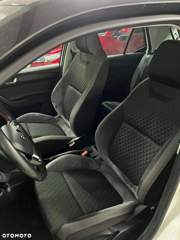 Skoda Fabia 1.4 TSI R5 DSG - 11