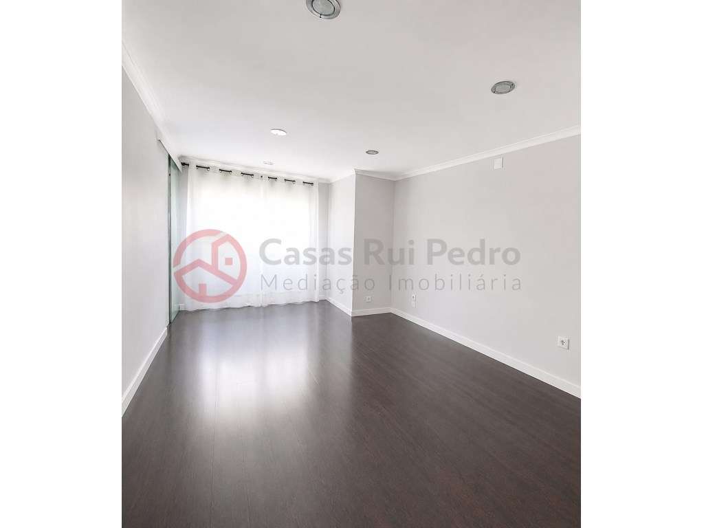 T3 remodelado com varanda e Vista Baía no Fogueteiro, Seixal - Grande imagem: 2/31