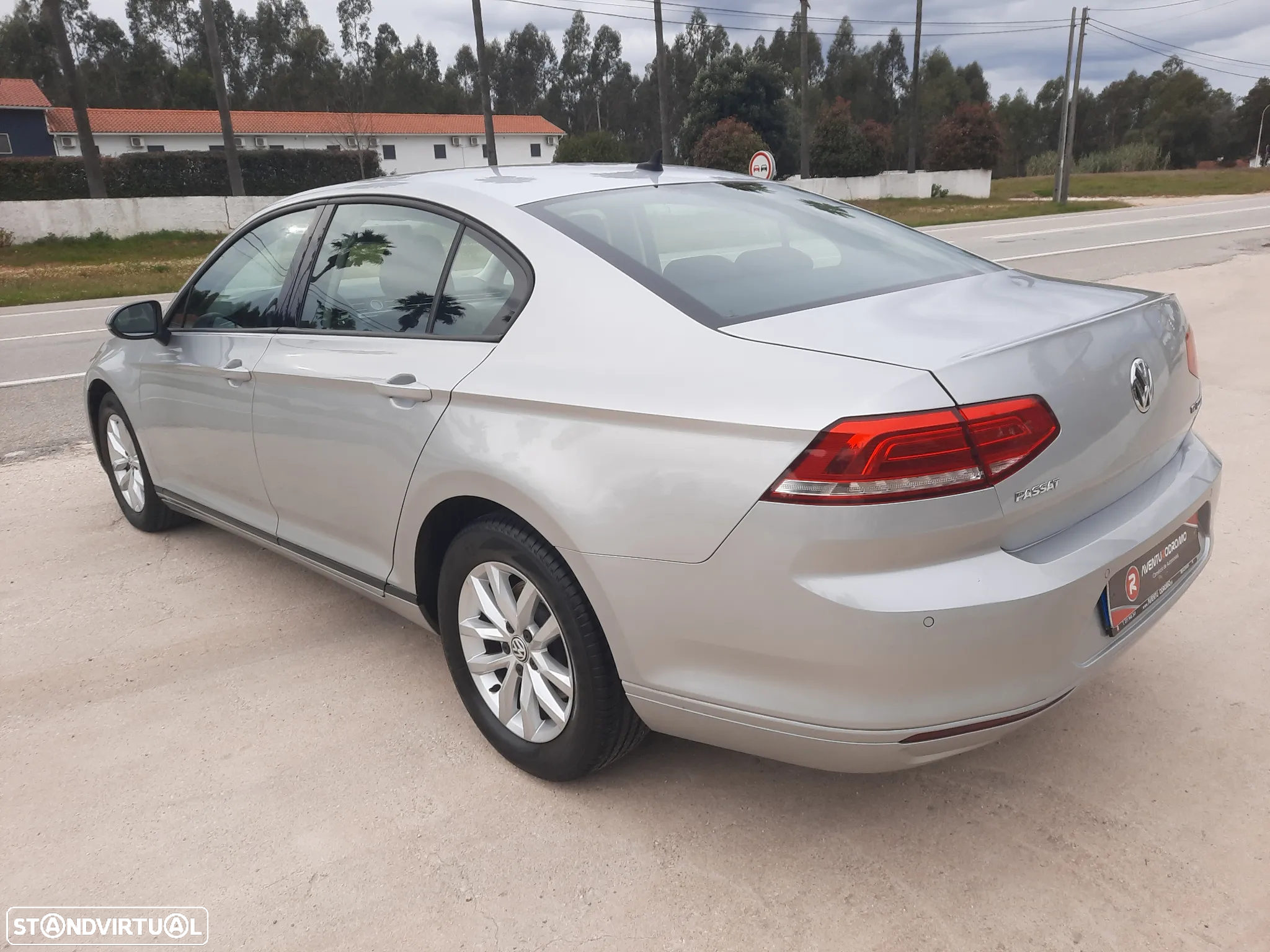 VW Passat 1.6 TDI BlueMotion - 12
