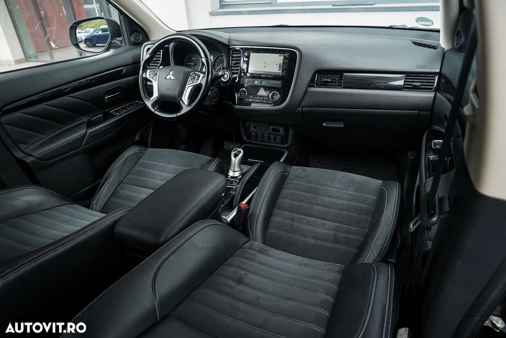 Mitsubishi Outlander 2.0 4WD Plug-In Hybrid - 11