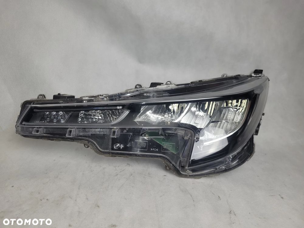 TOYOTA COROLLA E21-LAMPA PRZEDNIA PRZÓD - 6