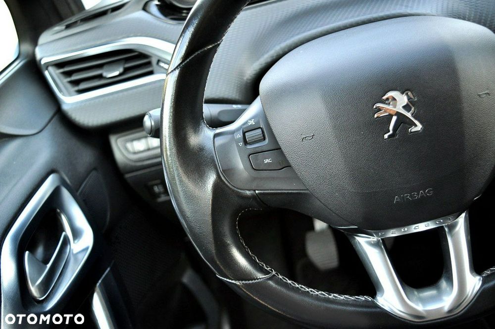 Peugeot 2008 1.2 Pure Tech GPF Allure S&S - 22