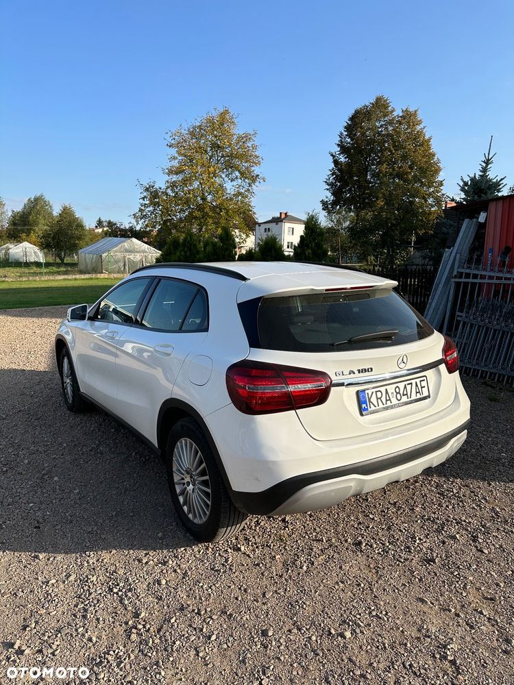 Mercedes-Benz GLA 180 7G-DCT - 5