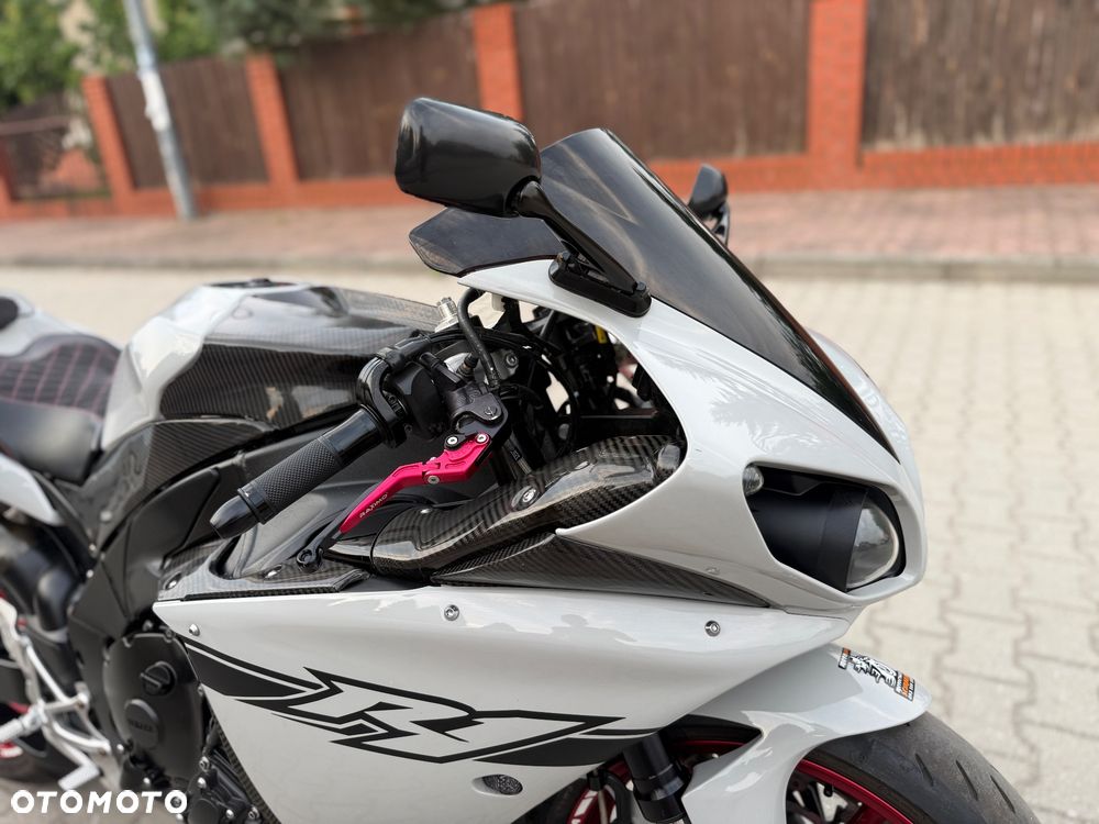 Yamaha R1 - 4