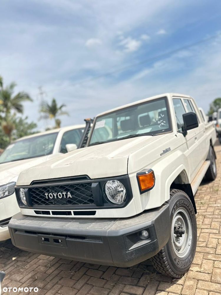 Toyota Land Cruiser - 22