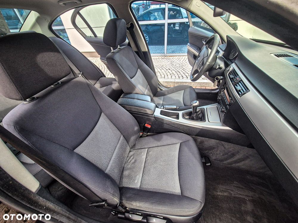 BMW Seria 3 320i - 23