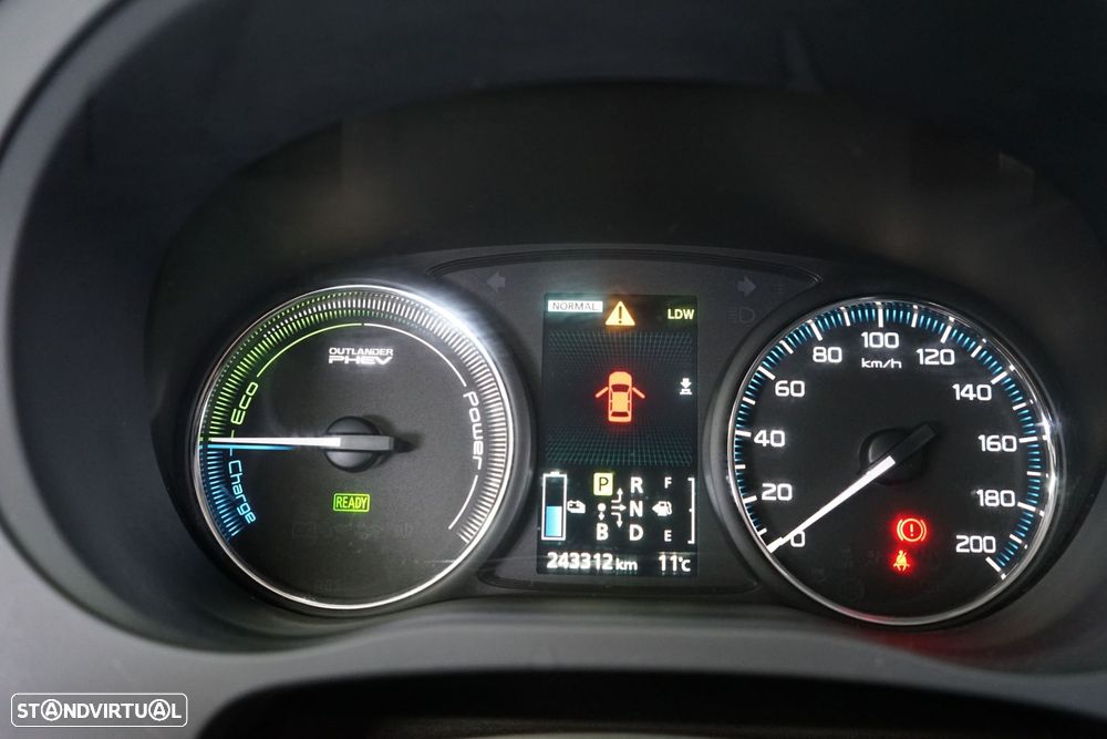 Mitsubishi Outlander 2.0 4WD Plus - 28