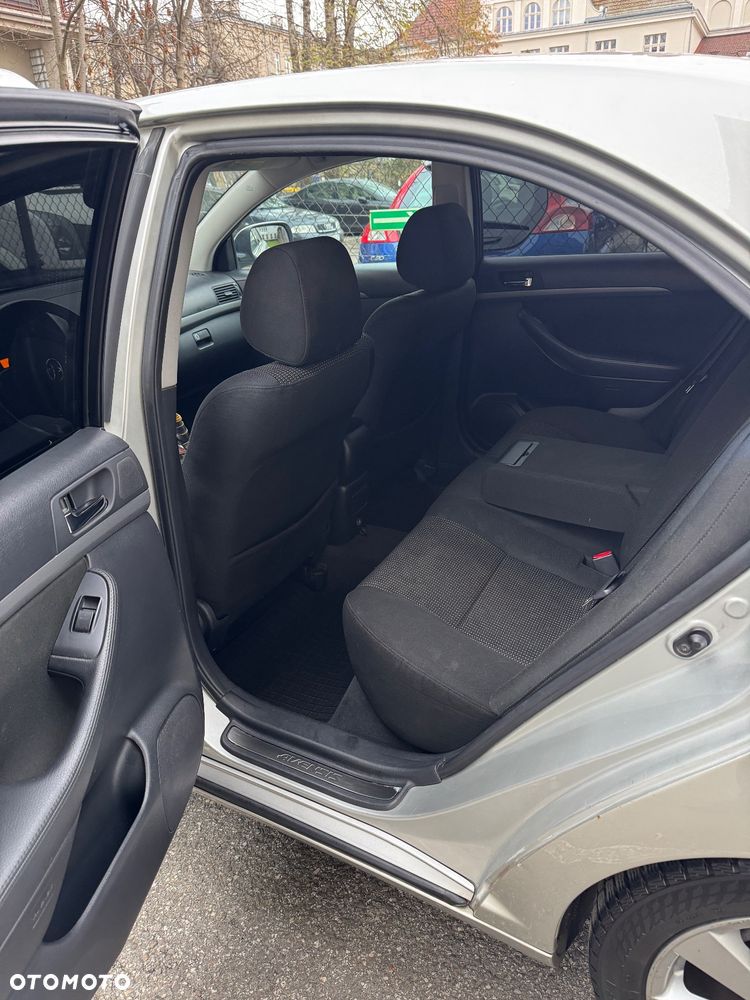 Toyota Avensis - 12