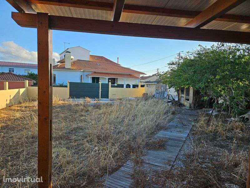 Terreno com casa T1 e 2 anexos, Linhó - Grande imagem: 3/4