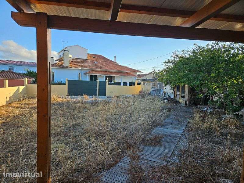 Terreno com casa T1 e 2 anexos, Linhó - Grande imagem: 3/4