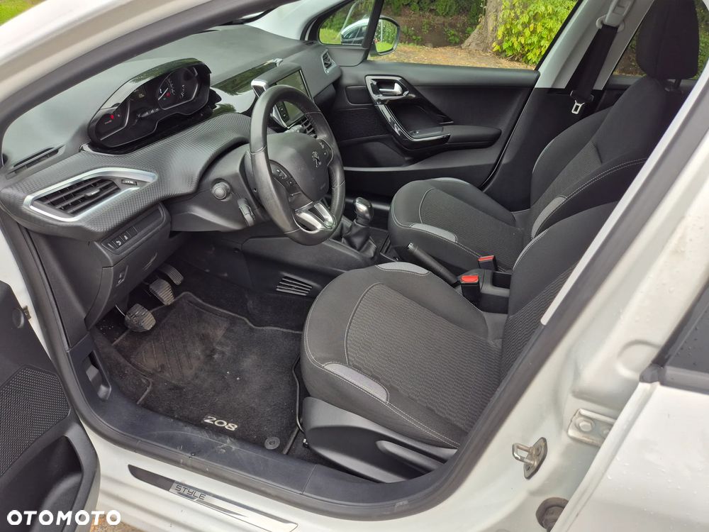 Peugeot 208 - 23
