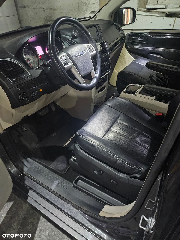 Chrysler Town & Country 3.6 Limited - 17