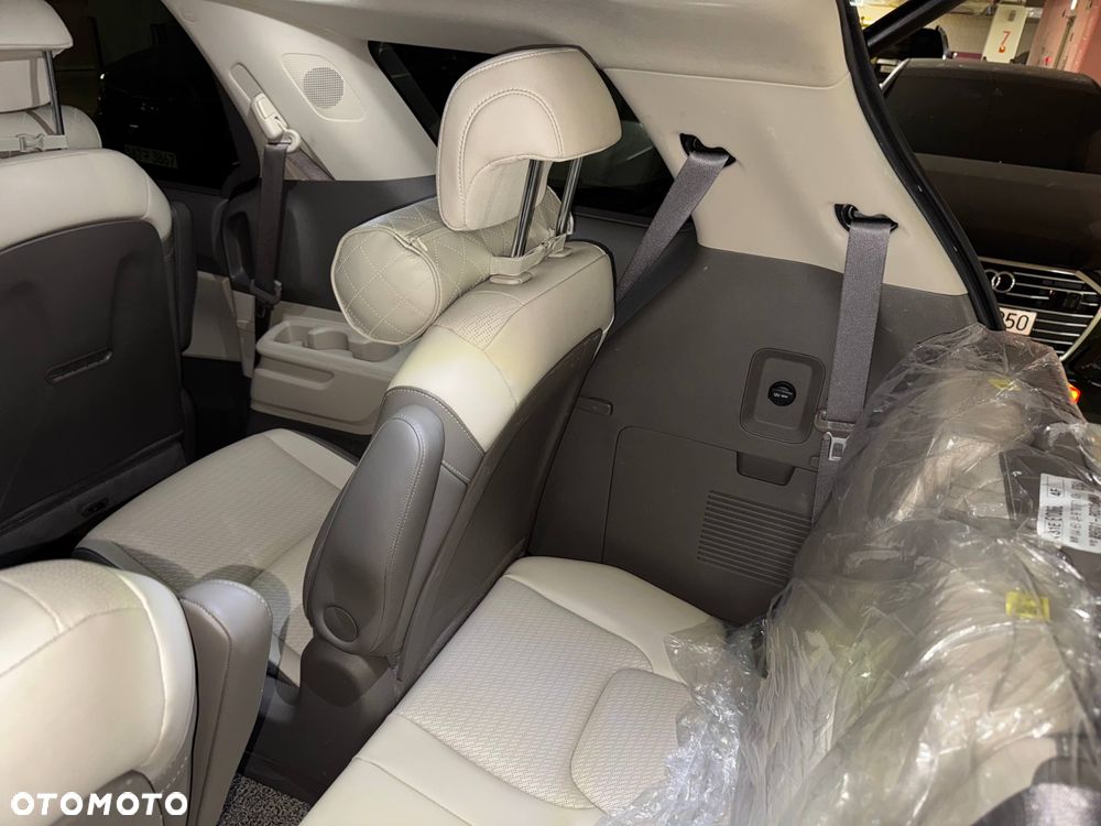 Kia Carnival - 25
