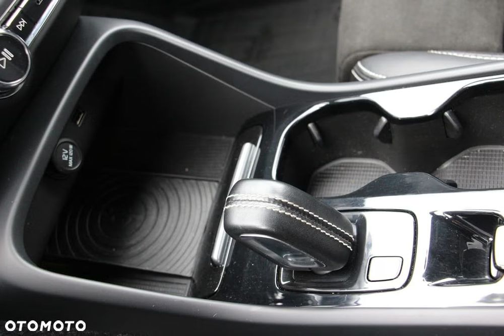 Volvo XC 40 D4 AWD Geartronic R-Design - 25