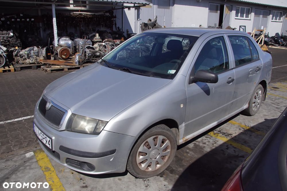 Auto na części - Skoda Fabia I Lift 1.2 12V 64 KM AZQ GSB LF7T 2005R Silnik Skrzynia Drzwi Maska Błotnik Zderzak Klapa Lampa Lusterko Klamka Szyba Deska Kokpit Sterownik Moduł Czujnik Licznik Panel Kierownica - 9