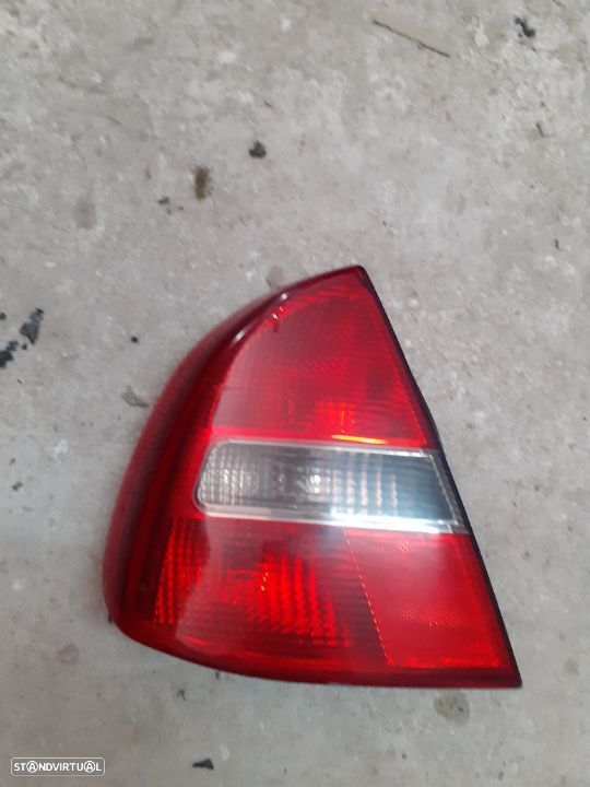 Farol tras lado condutor mitsubishi carisma 2002 - 1