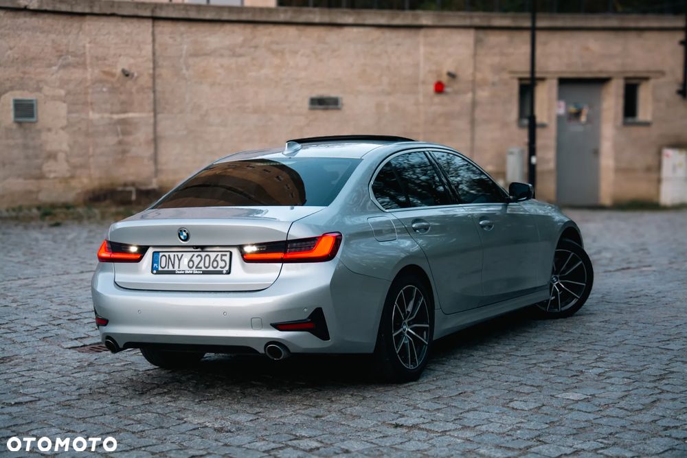 BMW Seria 3 330i Sport Line sport - 9