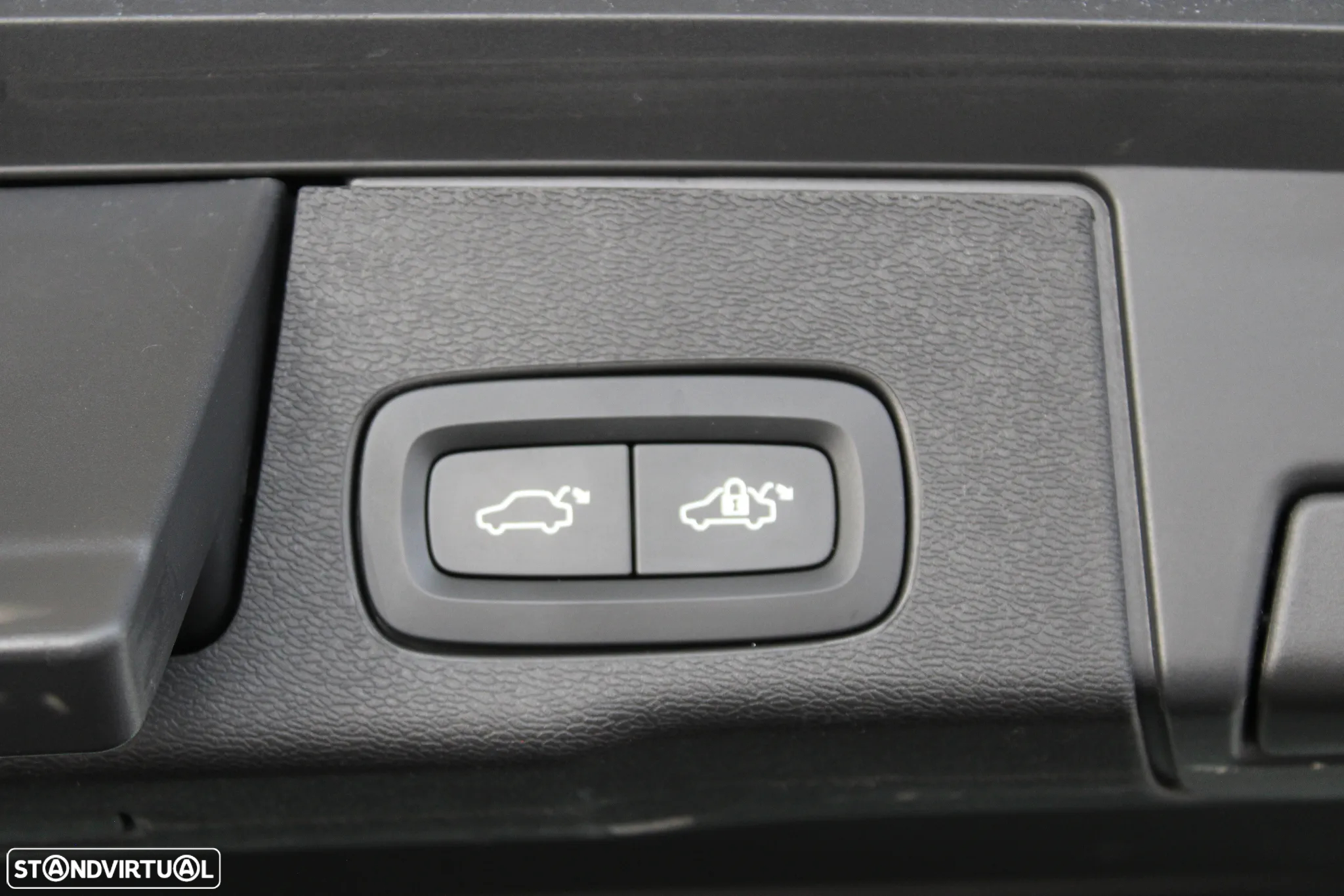Volvo XC 60 2.0 B4 Momentum Plus - 9