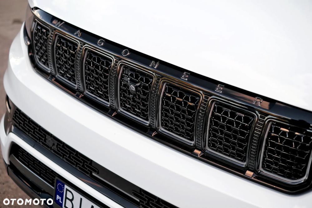 Jeep Grand Wagoneer - 18