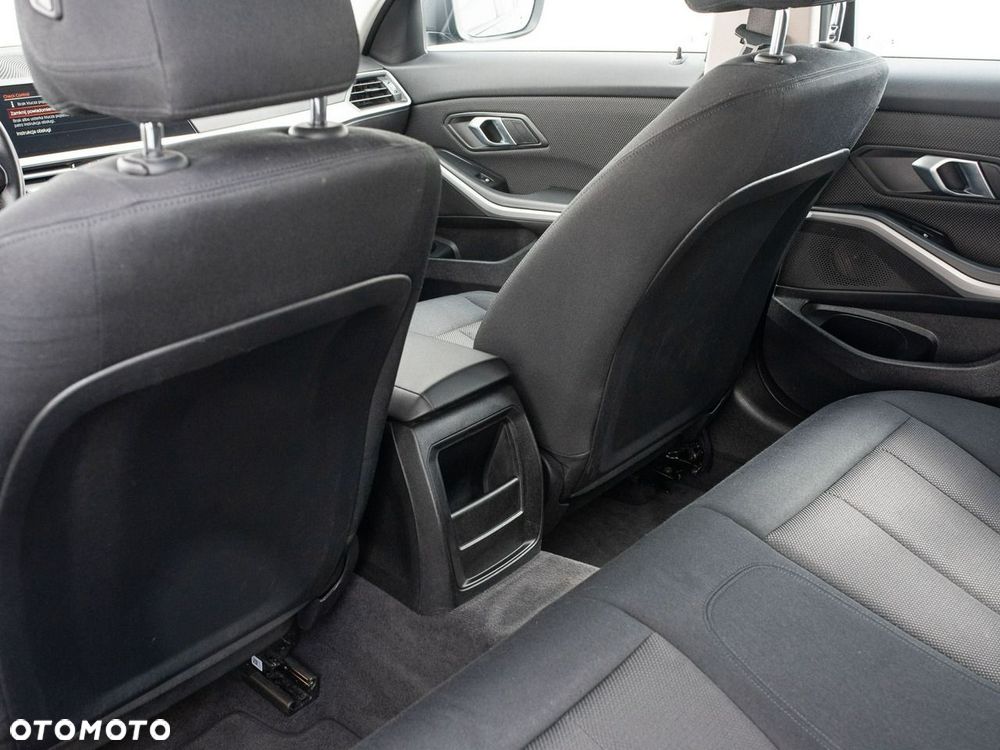 BMW Seria 3 318i - 26