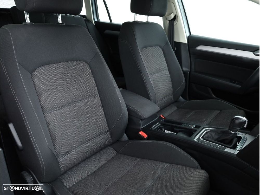 VW Passat Variant 2.0 TDI Business DSG - 27