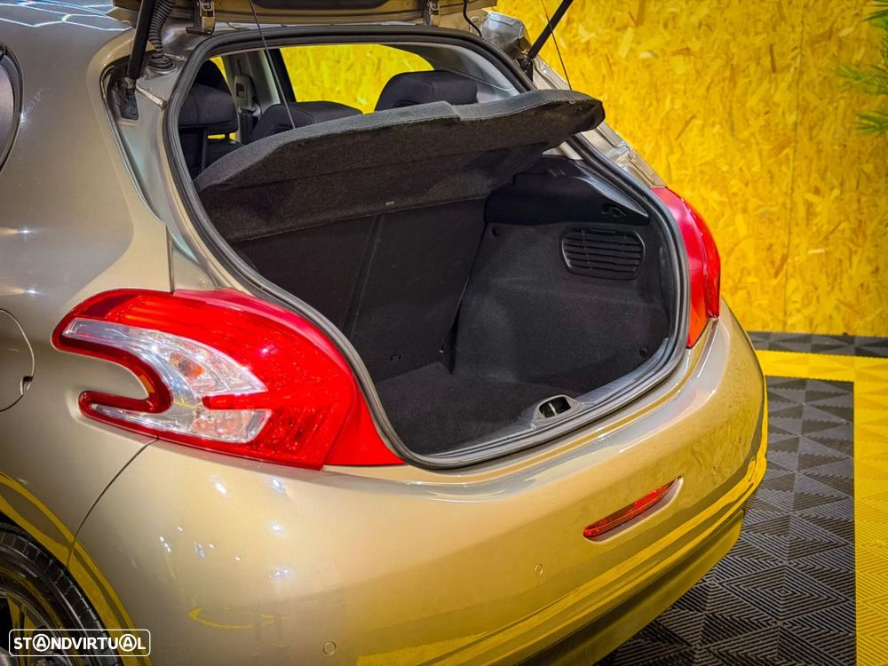 Peugeot 208 1.6 e-HDi SE Style - 32