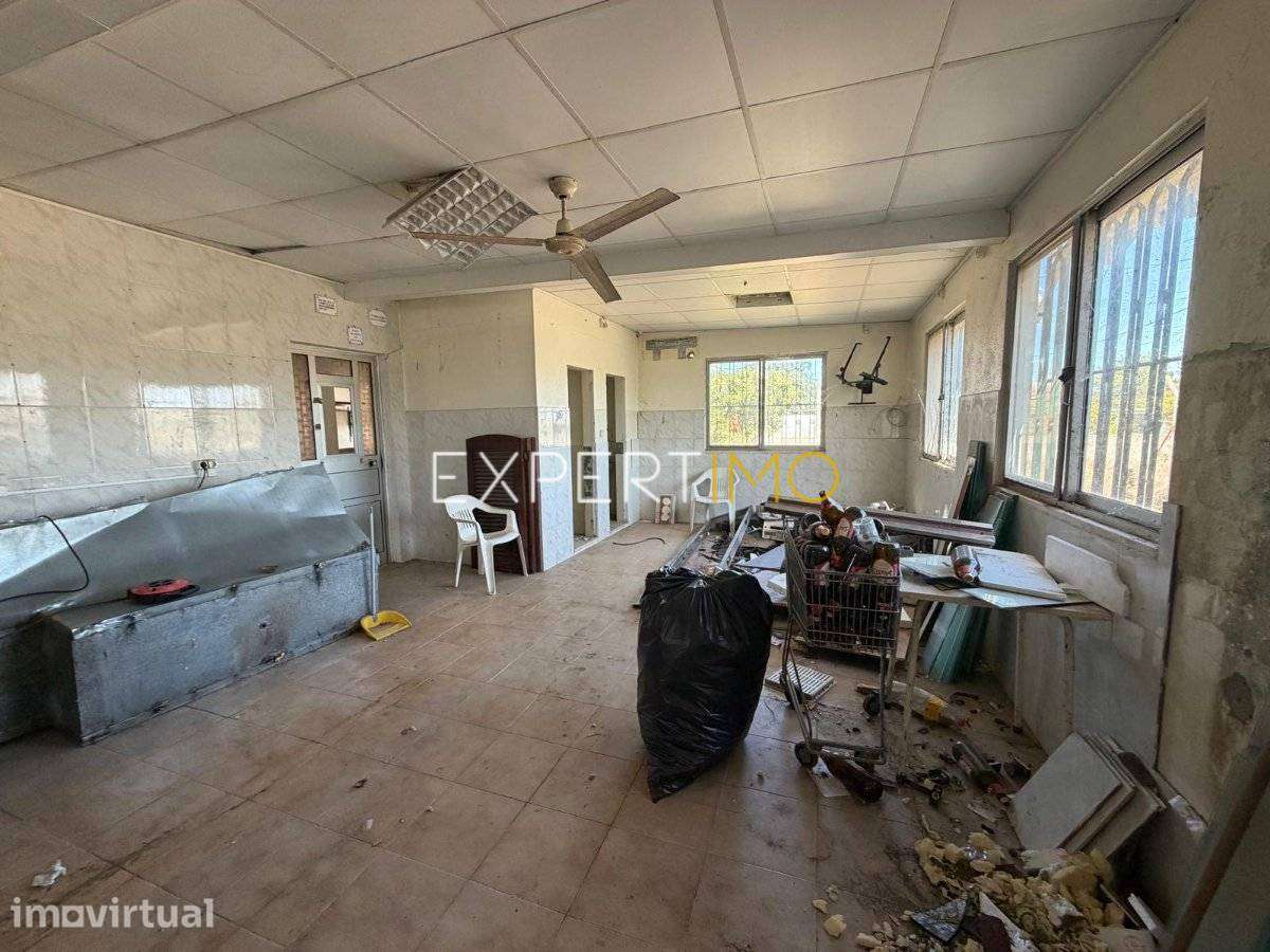 Quinta com Habitação e Comércio - Sem Licença de Utilização - Grande imagem: 5/44