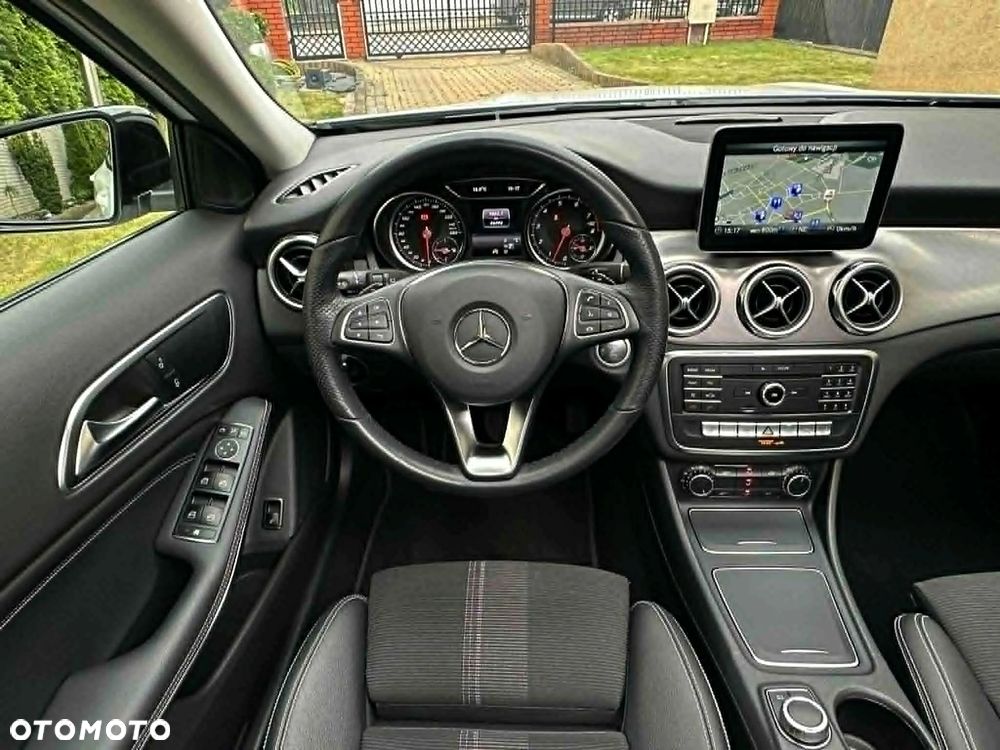 Mercedes-Benz GLA 200 7G-DCT Urban - 25