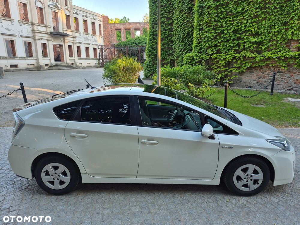 Toyota Prius (Hybrid) Executive - 16