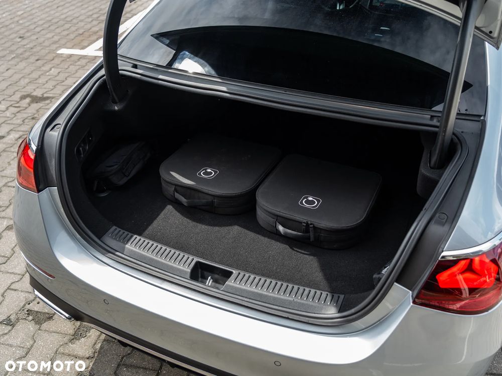 Mercedes-Benz Klasa E 300e 4Matic 9G-TRONIC AMG Line NIGHT Edition - 35