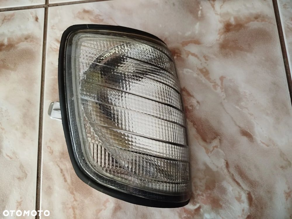 Migacz kierunkowskaz przedni prawy  W124/E-KLASSE(SDN/COUPE/CABRIO/KOMBI) 12.84-06.96 - 1
