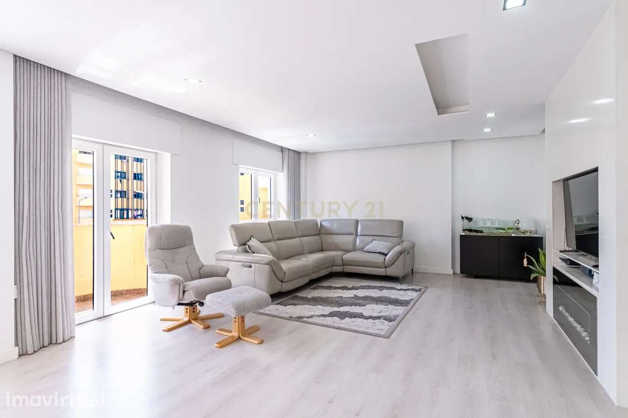 Apartamento T4 convertido em T3 com Closet e Box, Jardim da Radial - Grande imagem: 2/21