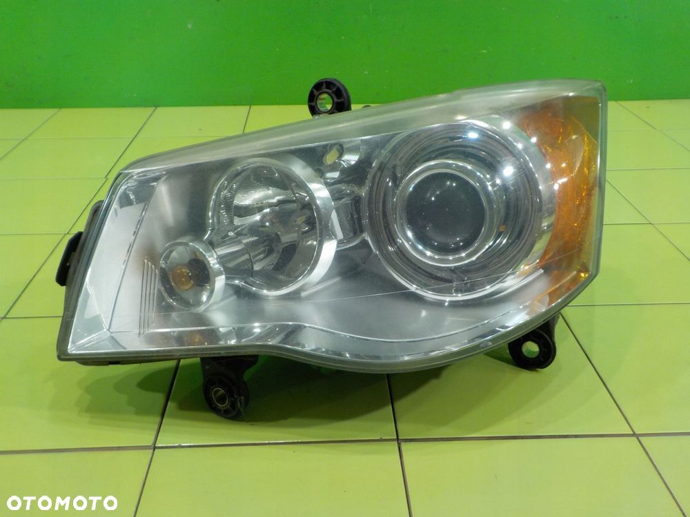 CHRYSLER GRAND VOYAGER V 2.8 CRD 08r 5D lampa XENON lewa przod 1LL263060-15 - 4