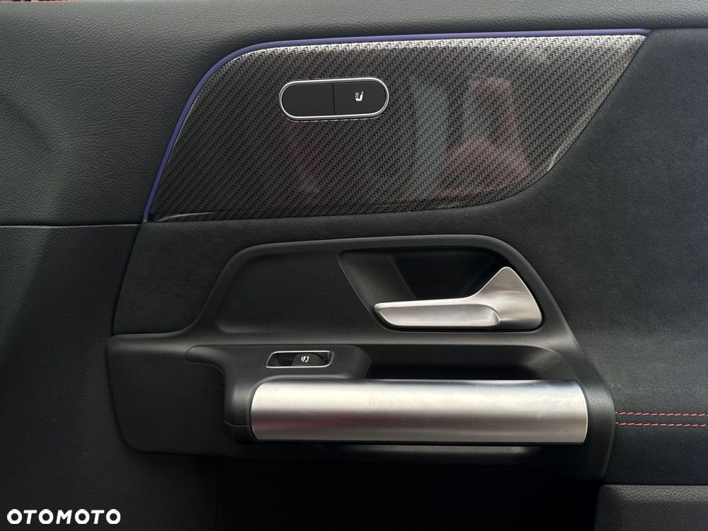 Mercedes-Benz GLA - 23