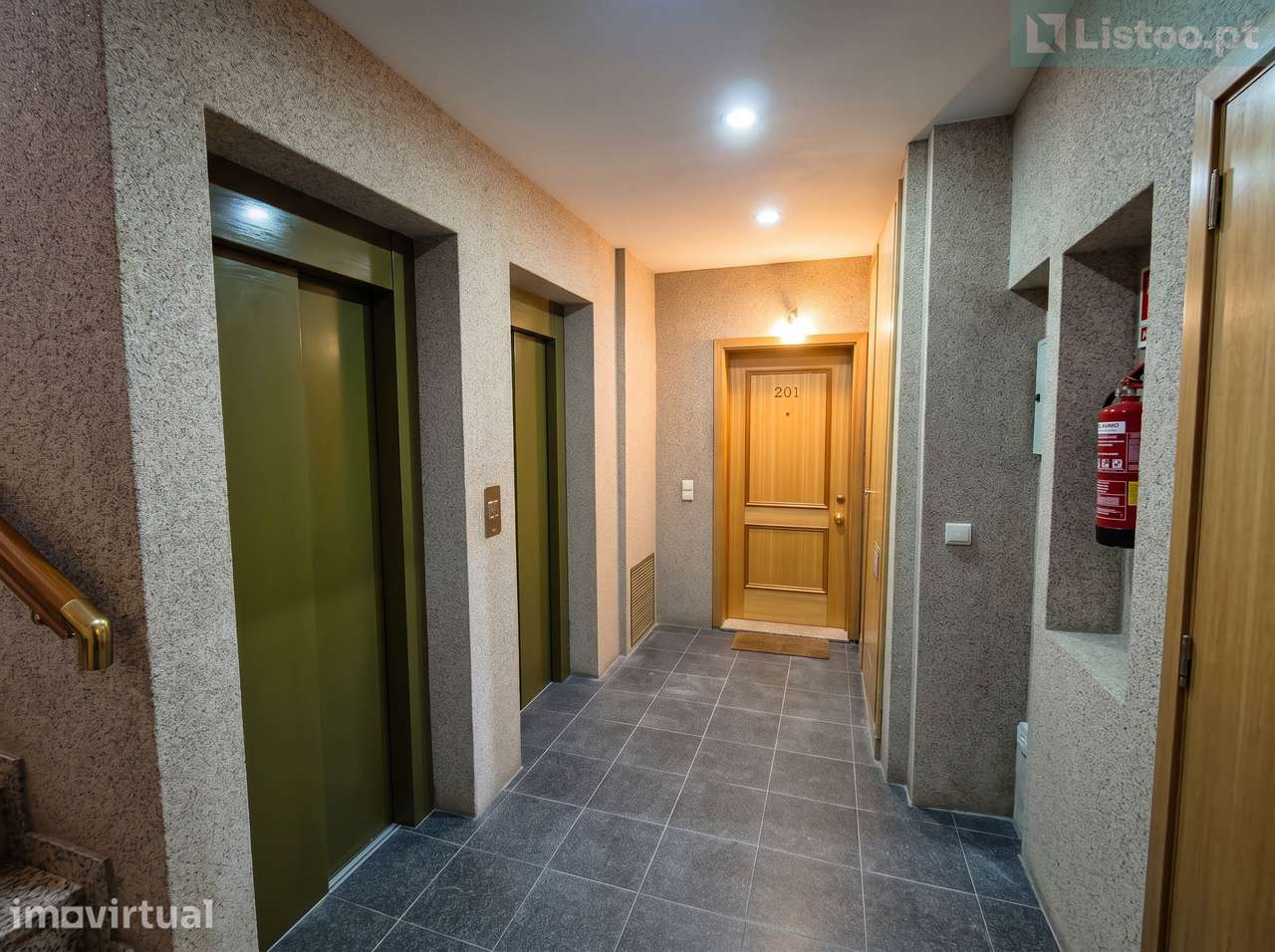 Apartamento T2 Renovado c/ Varanda e Garagem Box456 - Grande imagem: 2/18