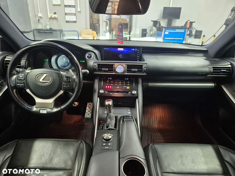 Lexus IS 300h F Sport EU6 - 10