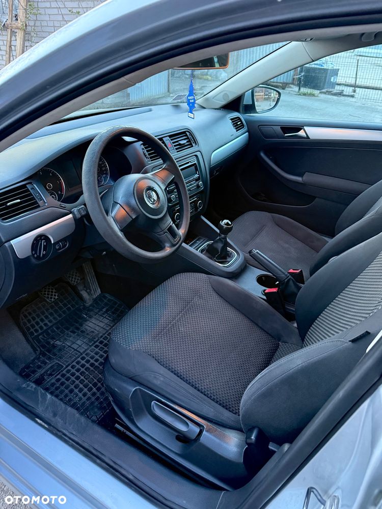 Volkswagen Jetta - 4