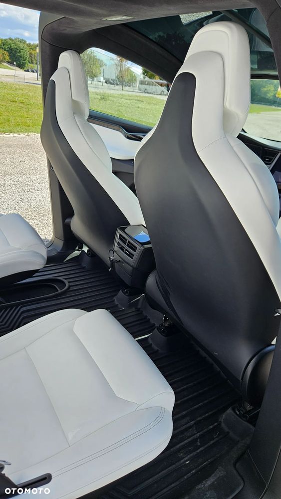 Tesla Model X - 18