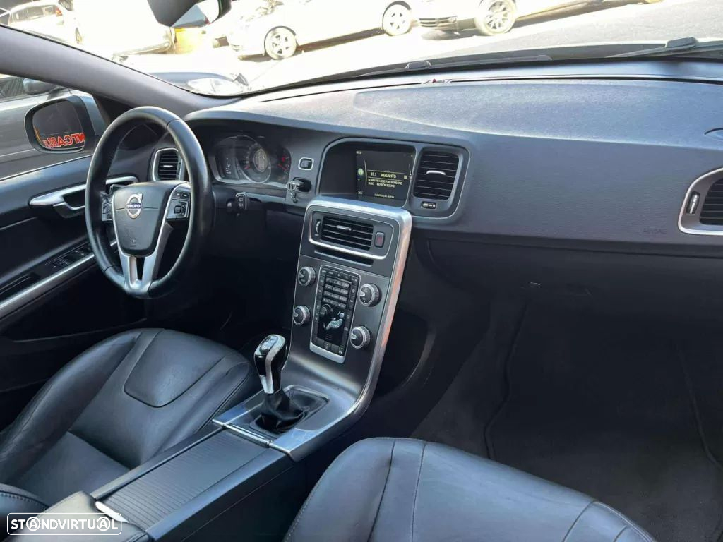 Volvo V60 2.0 D2 Momentum Drive - 10