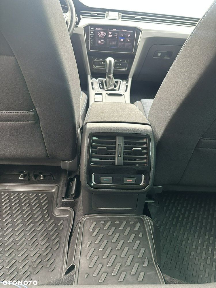 Volkswagen Passat - 36